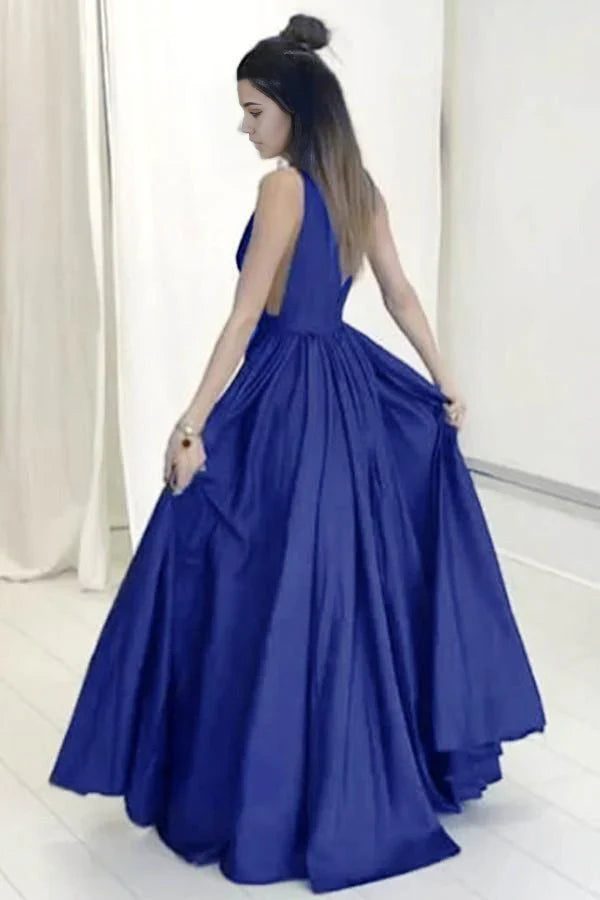 Vestido de noche formal azul real con escote en V profundo, cola larga y fruncido, corte A